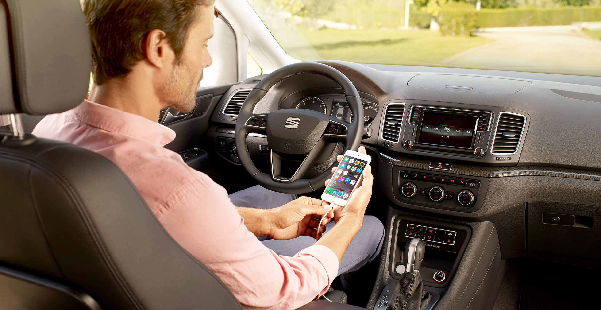 SEAT Alhambra innovation and safety accessories. SEAT Full Link Technology for mobile and smartphones car connection