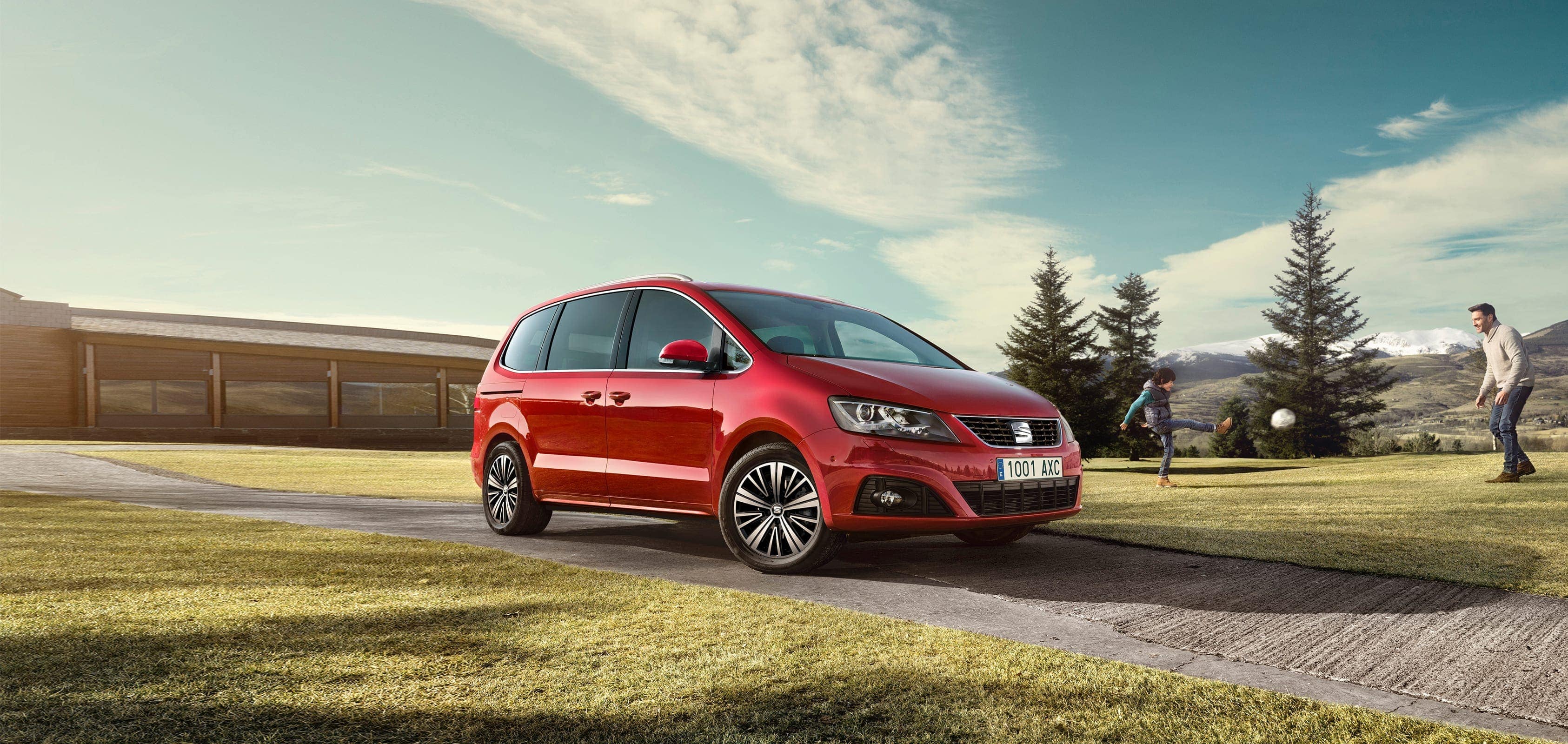 Romance red SEAT Alhambra is a spacious car. Exterior design and dimensions