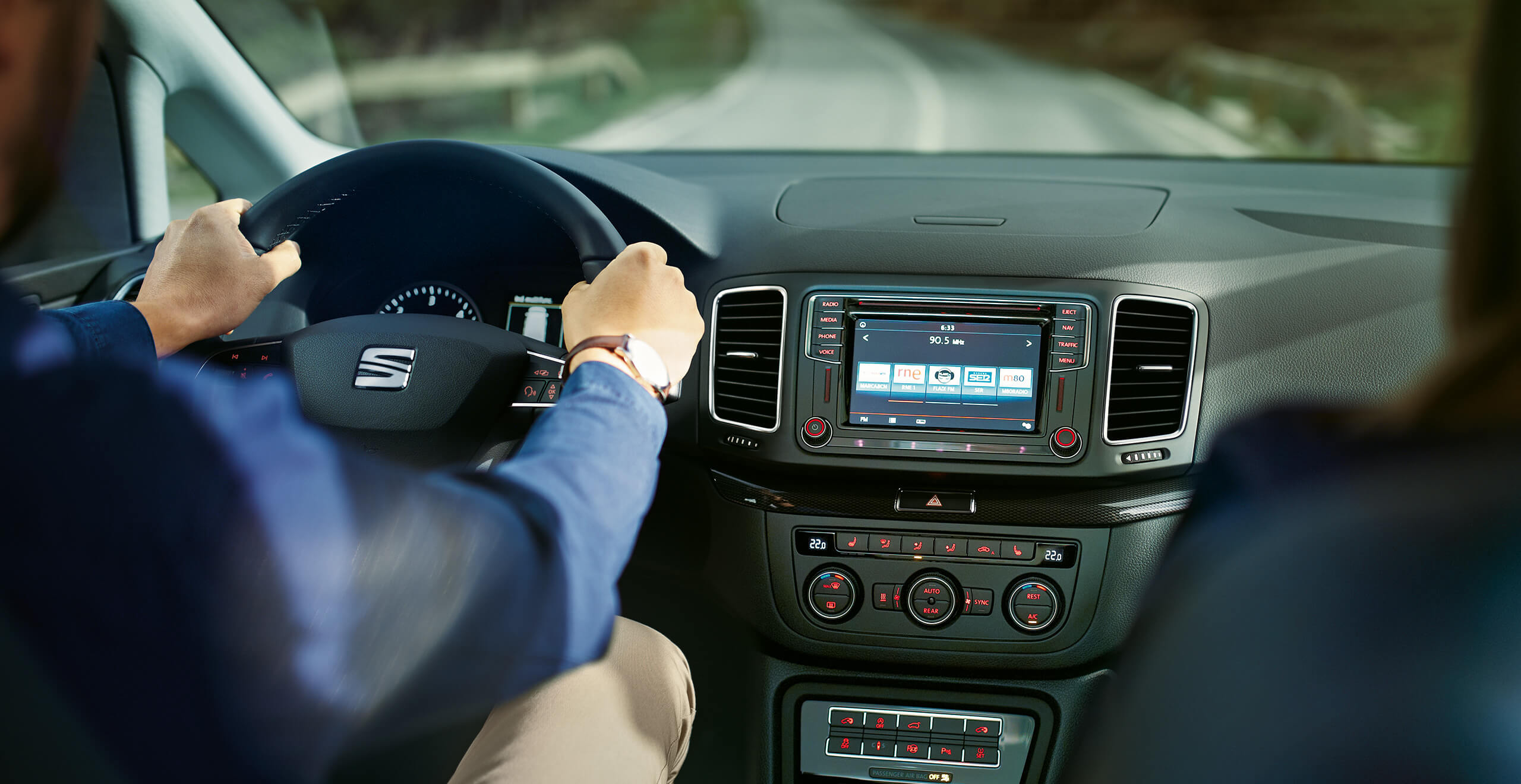 SEAT Alhambra sound system Plus  full colour display with rear camera view and parking sensor visualisation. It also works with your MP3 player and includes a CD Player.