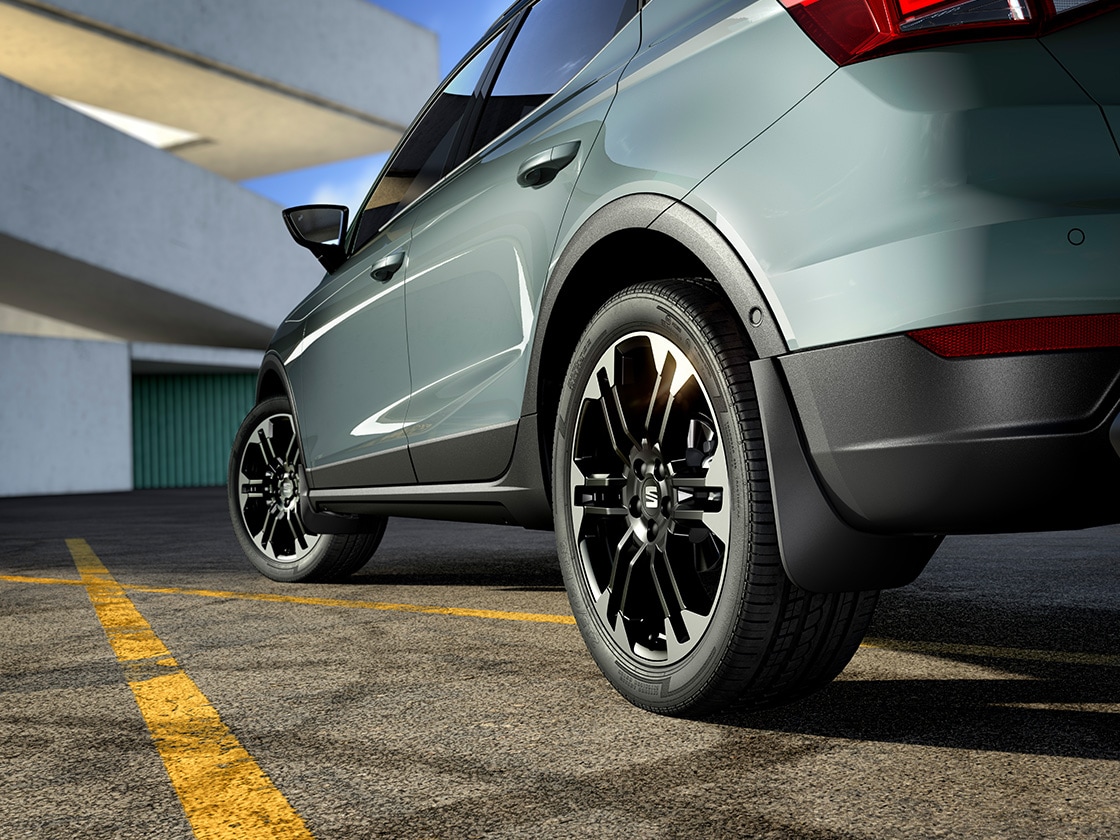 Juodas „SEAT Arona“ su derančios spalvos priekiniais ir galiniais purvasargiais, kurie apsaugo automobilį ir daro jį stilingesniu.