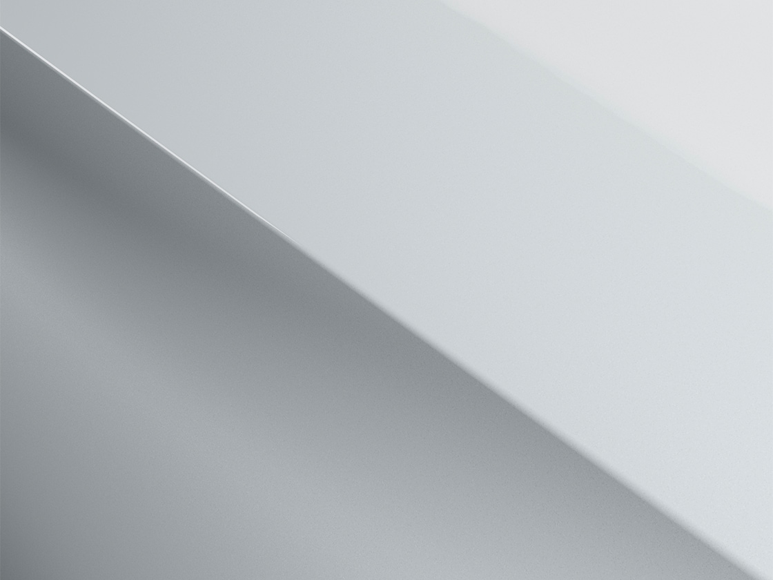 „Glacial White“ spalvos etų „SEAT Arona“ modelis su metalo efekto viršutiniu dažų sluoksniu.