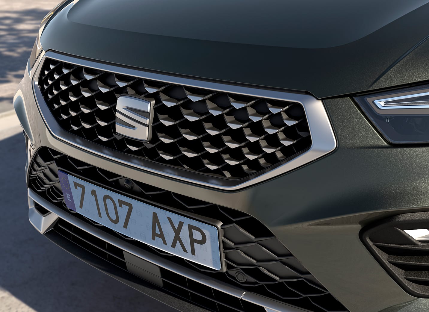 New SEAT Ateca in dark camouflage front view front grille with reflex silver elements