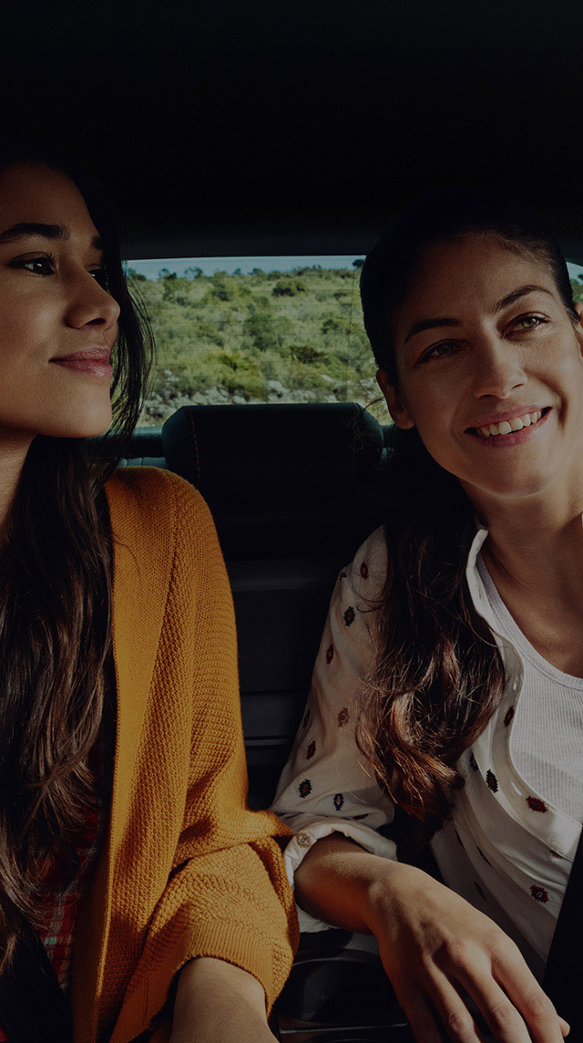 Dvi moterys sėdi galinėje SEAT Tarraco sėdynėje