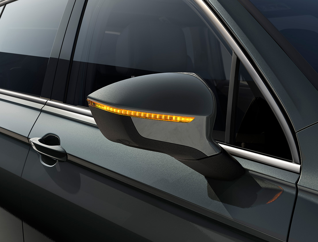 Naujasis SEAT Tarraco XPERIENCE su žibintu veidrodėlyje  