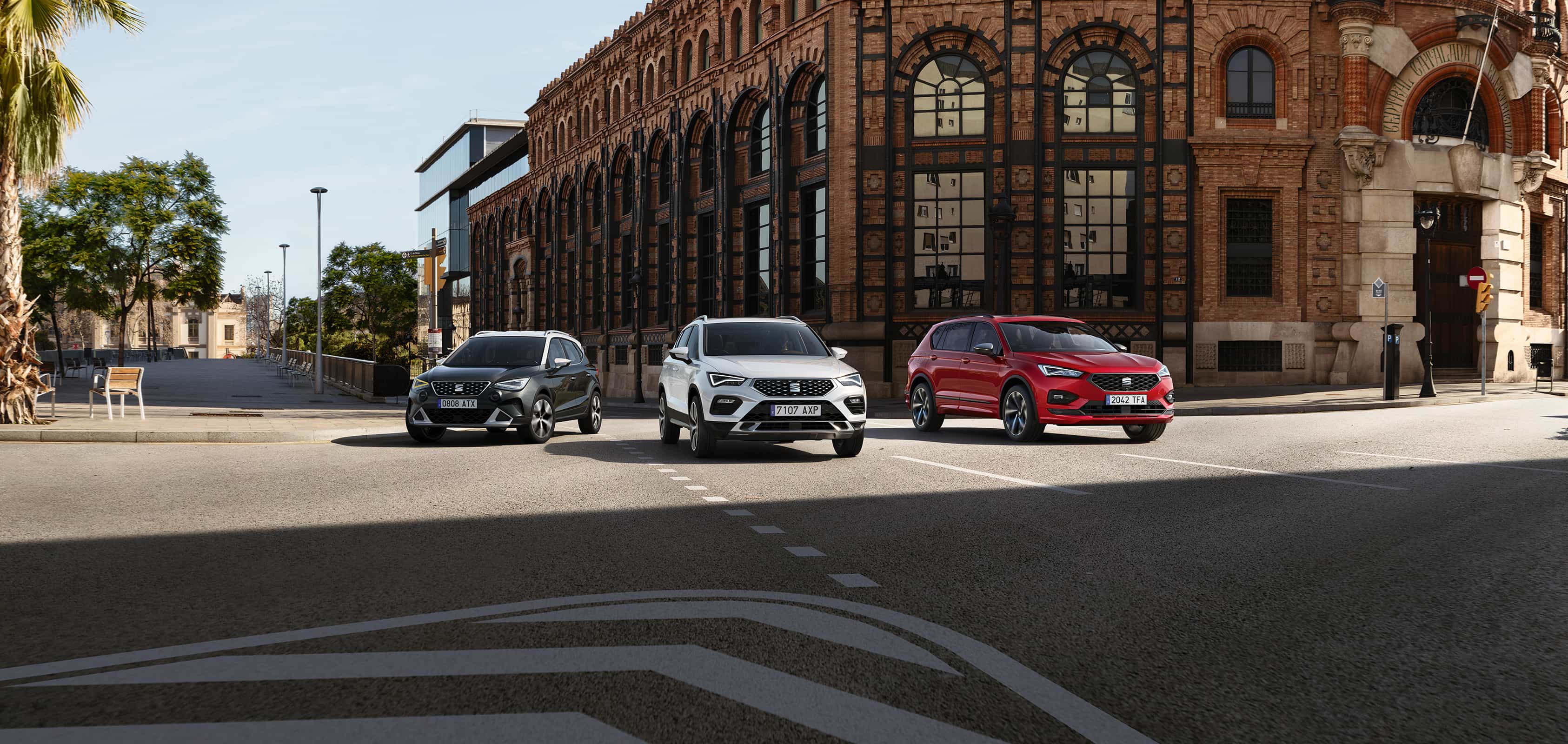 SEAT Arona dark camouflage colour next to the SEAT Ateca bila white colour and SEAT Tarraco velvet red colour