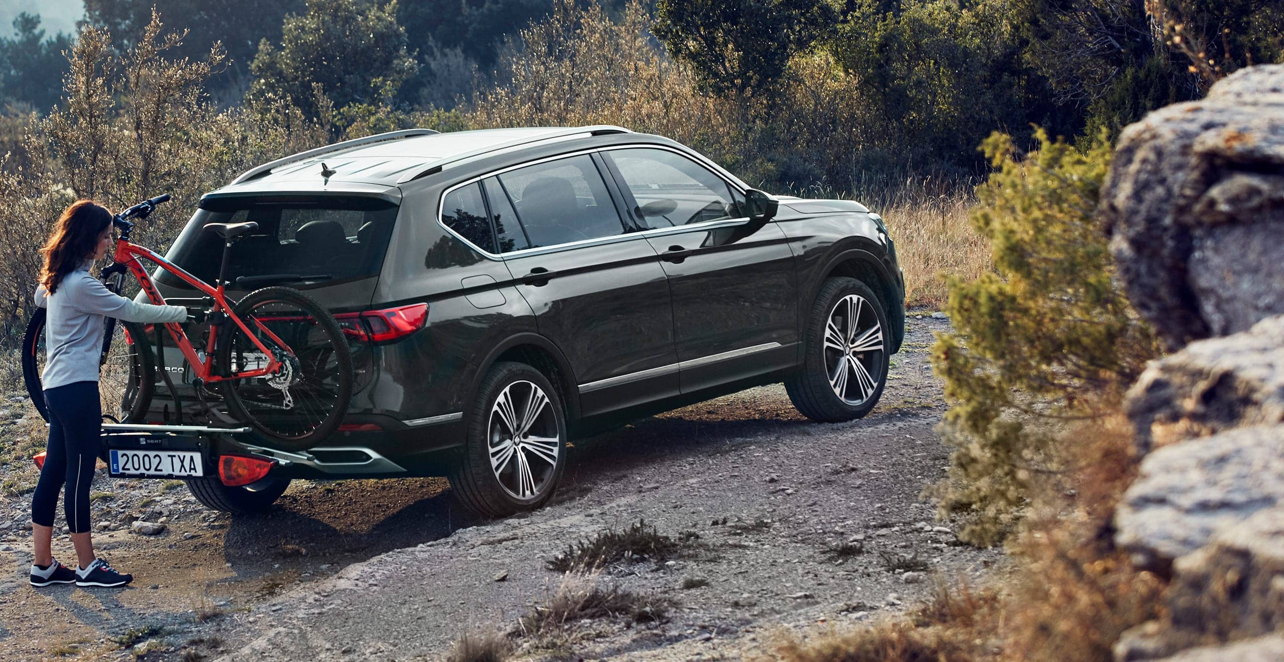 Naujajo 7 vietų SUV SEAT Tarraco su išskirtinio dizaino išorės talpa vaizdas iš šono 
