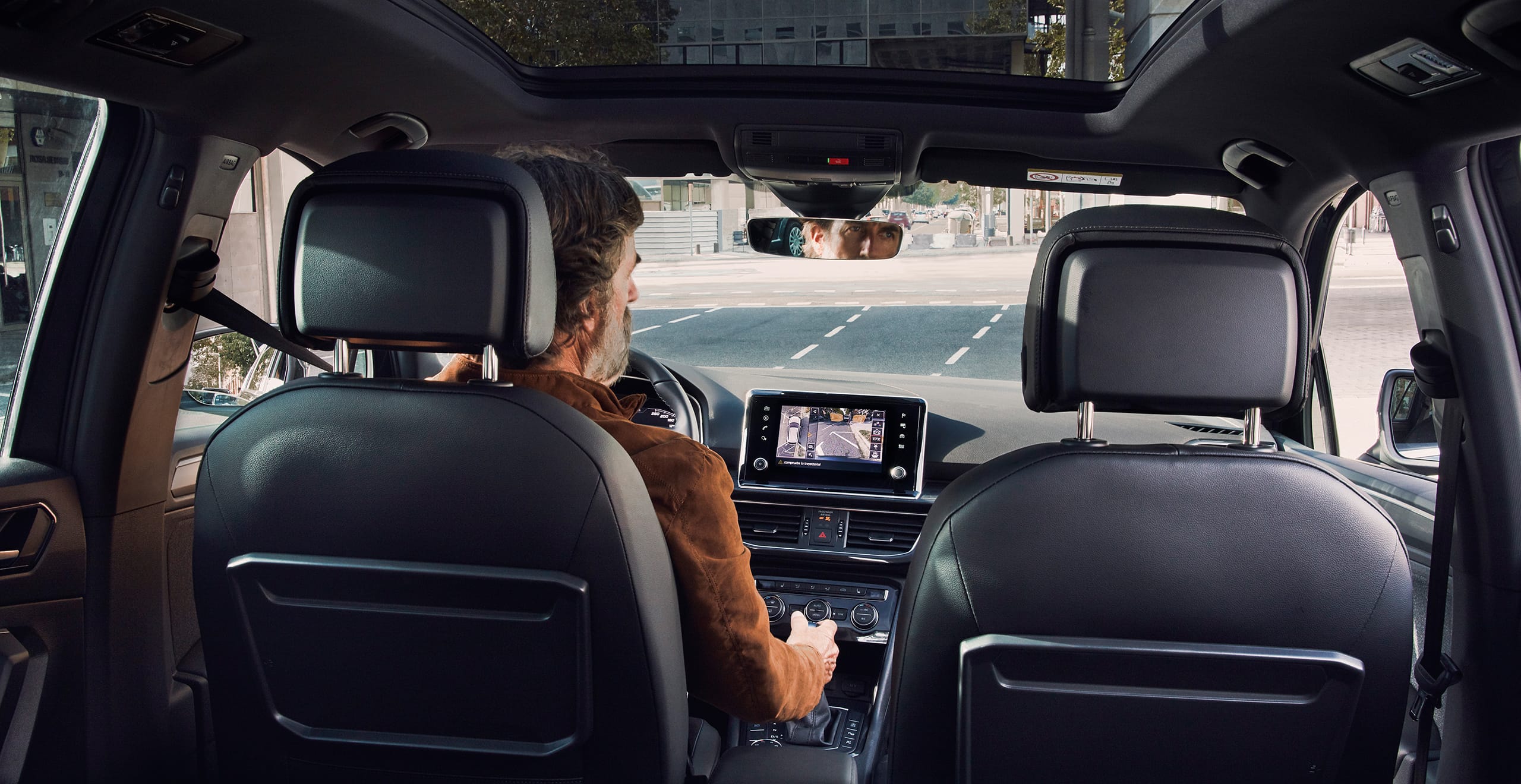 Naujojo 7 vietų SUV SEAT Tarraco 8 colių Navi sistema su parkavimosi asistentais ir priekine vaizdo kamera