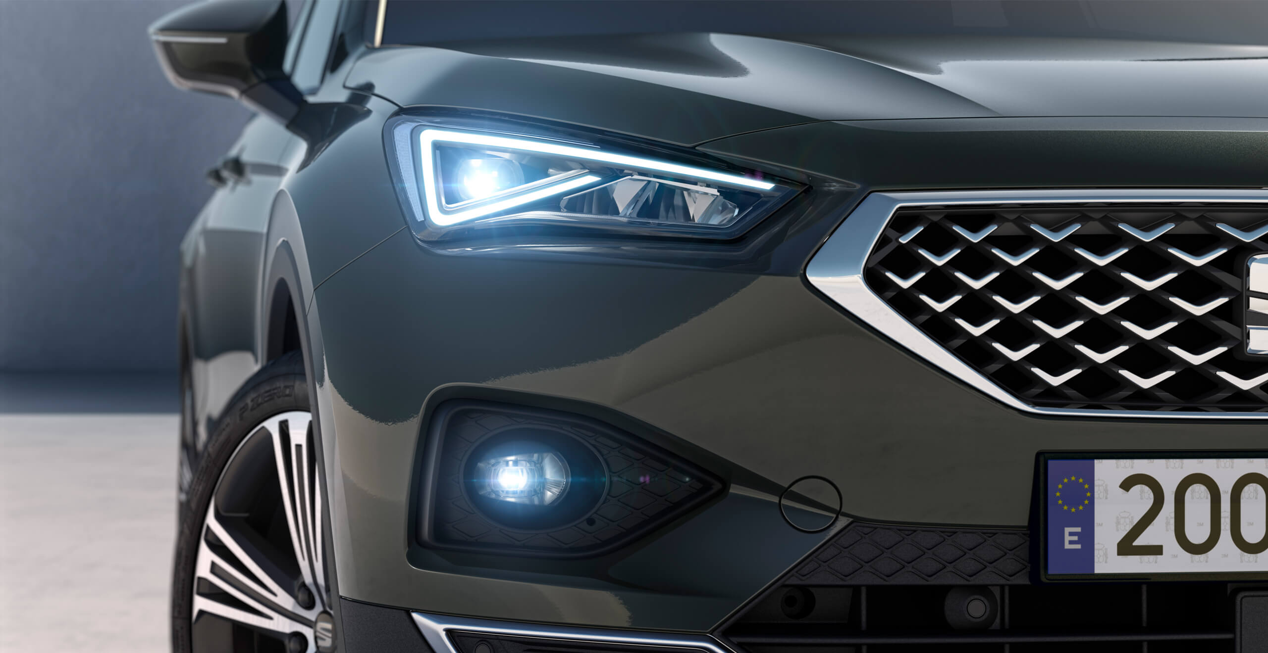 Naujajo 7 vietų SUV SEAT Tarraco su apsaugos sistemomis vaizdas iš priekio