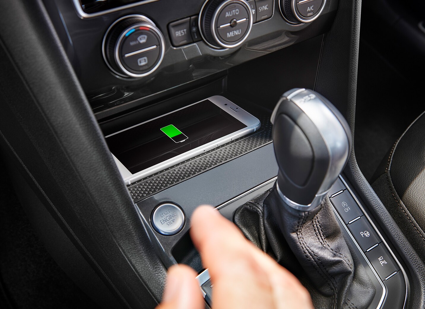 Naujojo 7 vietų SUV SEAT Tarraco belaidė įkrovimo sistema