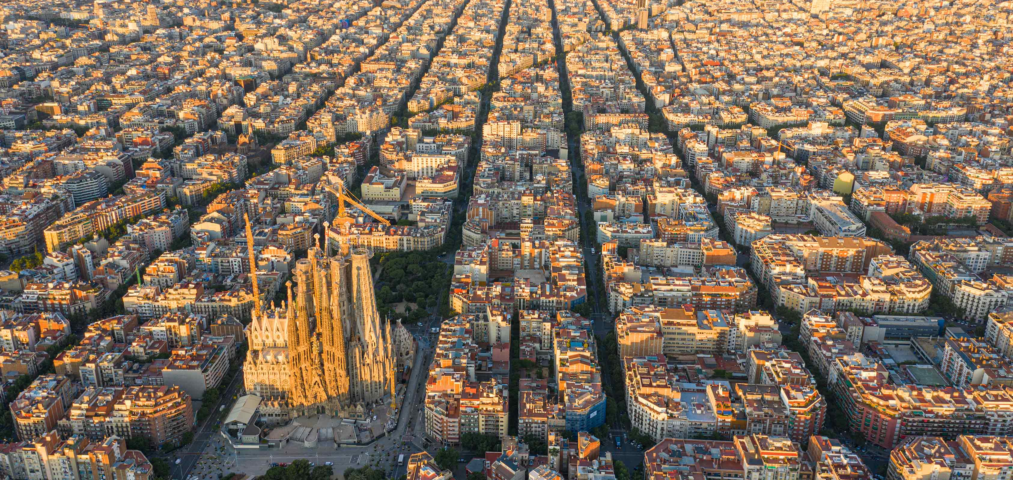  Barselnos miestas su „Eixample” rajonu ir “Sagrada Familia” katedros aikšte miesto centro iš paukščio skrydžio – kūrybiškas gyvenimas su SEAT