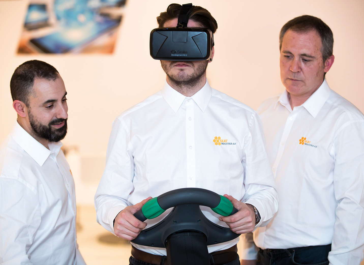3 SEAT darbuotojai mokosi su virtualiomis ausinėmis ir automobilio vairu