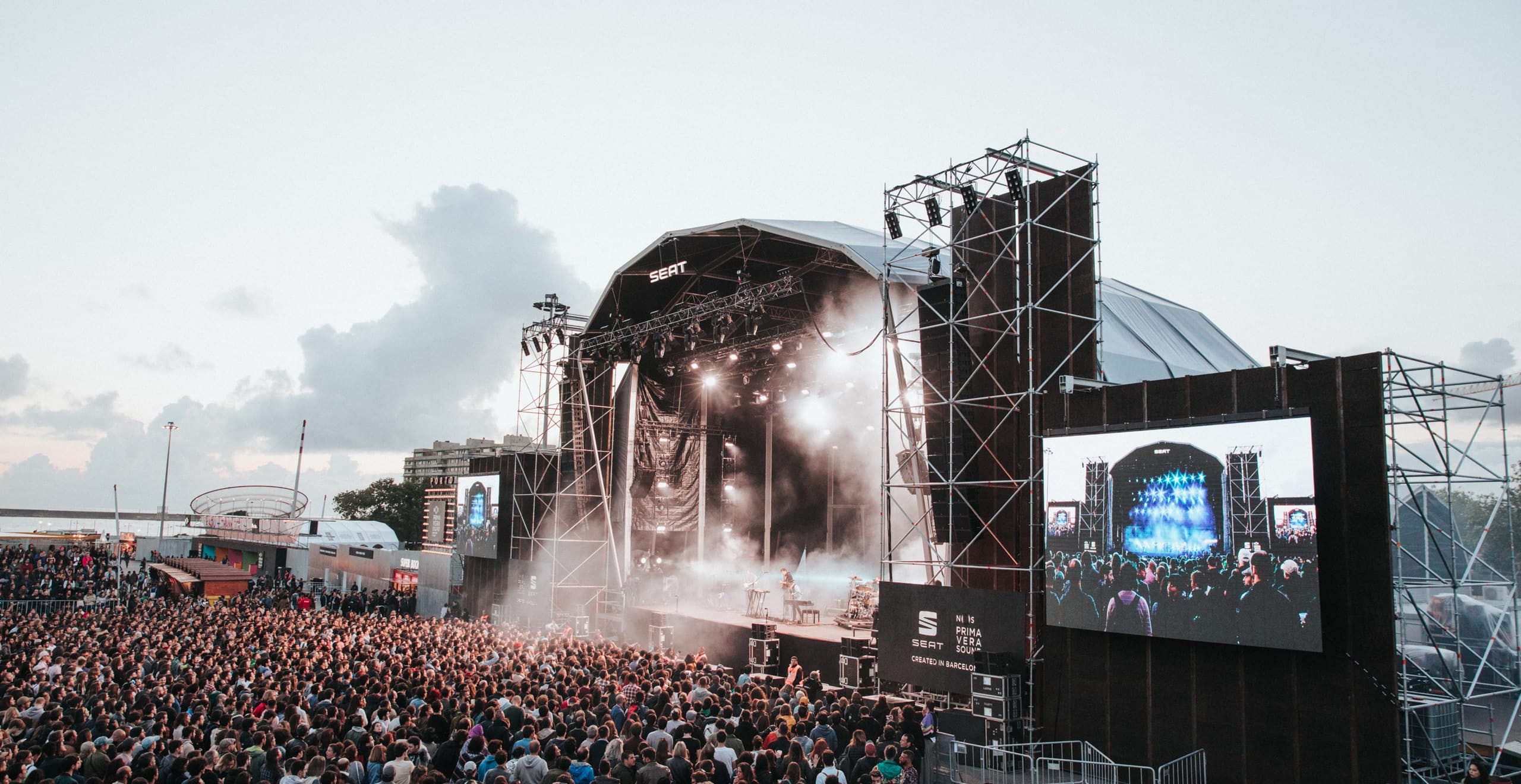  SEAT scena NOS Primavera Sound muzikos festyvalyje Portugalijoje, kurį remia SEAT 