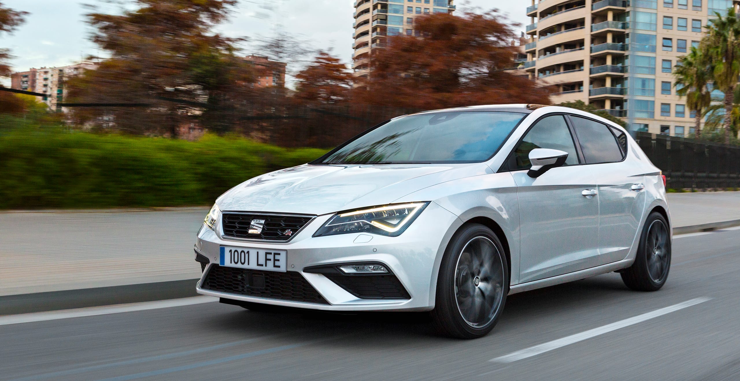 SEAT Leon exterior side angle view