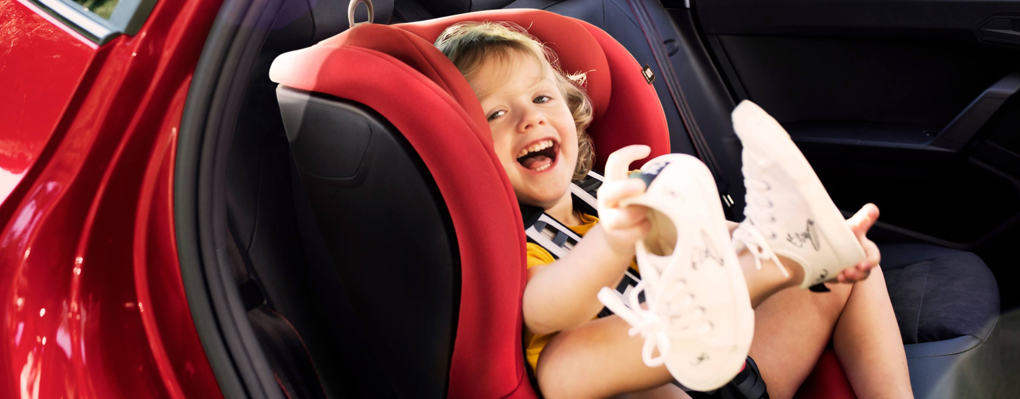 SEAT new car services and maintenance – laughing smiling child in the child seat of a SEAT new car